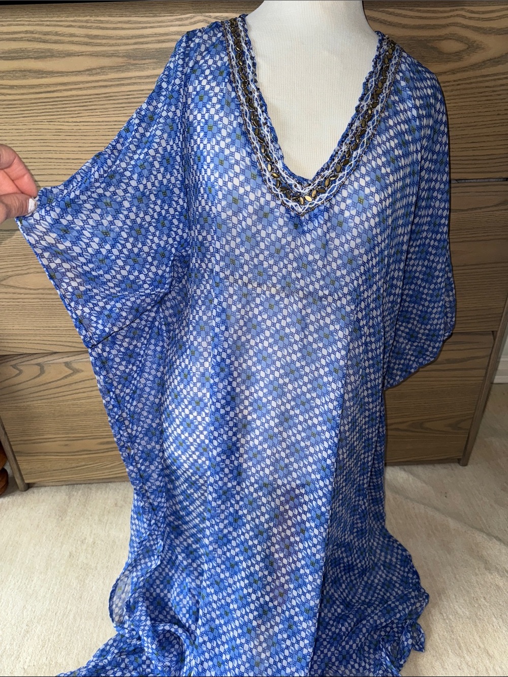 WOW !! Beautiful ❤️😍Blue Patterned Sheer Kaftan with Beaded V-Neck
SIZE S/M